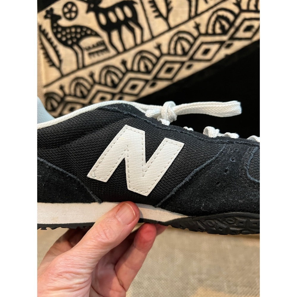 Like new. Ladies New Balance 402 shoes. Size 8. - Picture 10 of 13